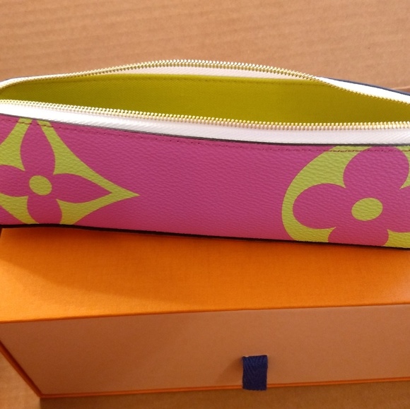 Louis Vuitton MONOGRAM GIANT ELIZABETH Pouch - Picture 2 of 8